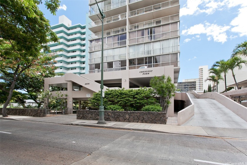 FEE SIMPLE - Bright, airy and spacious high floor corner unit - Beach Condo for sale in Honolulu, Hawaii on Beachhouse.com