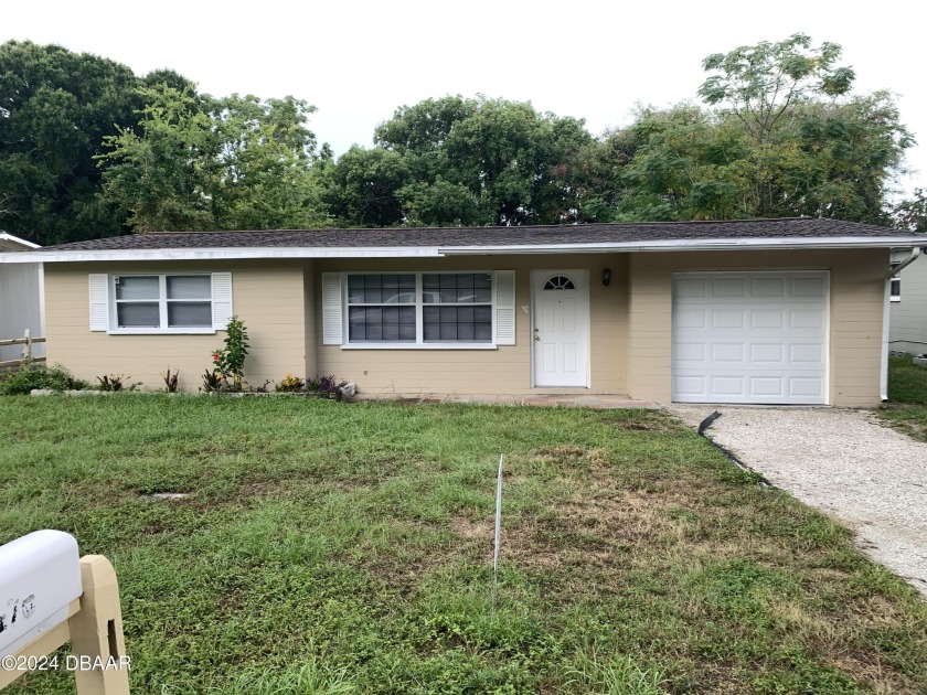 2 bed, 1 bath home close to everything.  New roof and flooring - Beach Home for sale in Daytona Beach, Florida on Beachhouse.com