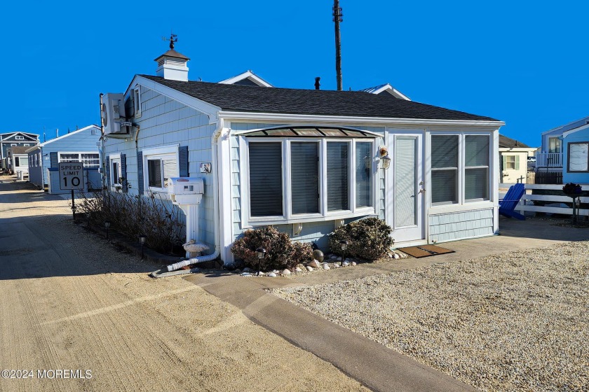 This recently updated beach block cottage, located just a few - Beach Home for sale in Lavallette, New Jersey on Beachhouse.com