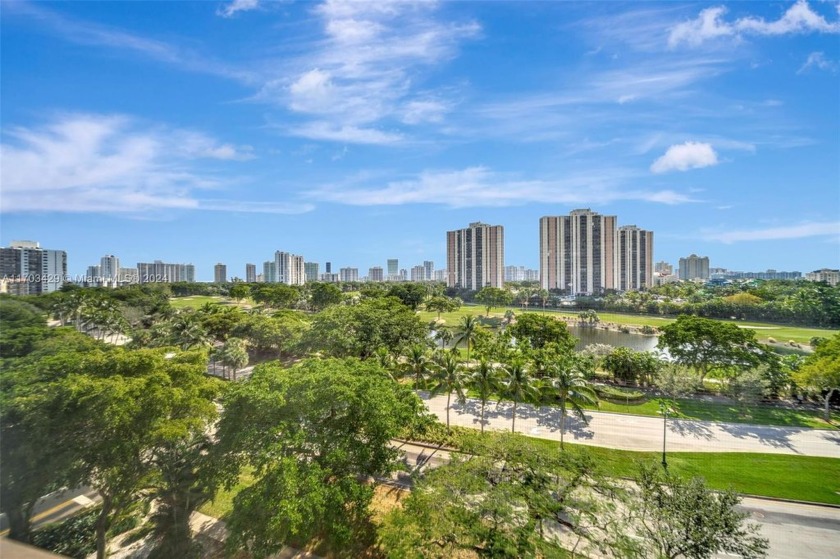 GOLF COURSE VIEWS as soon as you walk in the door! This spacious - Beach Condo for sale in Aventura, Florida on Beachhouse.com