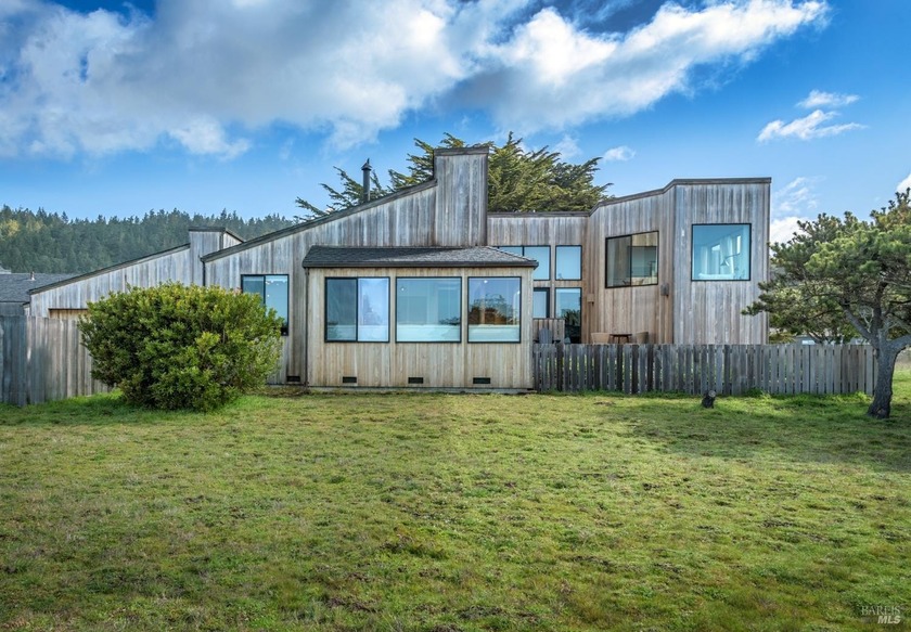 Impeccable, West Meadow, 2 bed/2 bath home with an additional - Beach Home for sale in Sea Ranch, California on Beachhouse.com