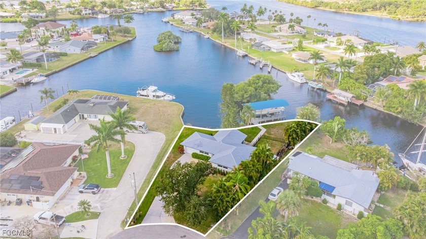 Sitting on a canal just seconds away from the main river with - Beach Home for sale in Fort Myers, Florida on Beachhouse.com