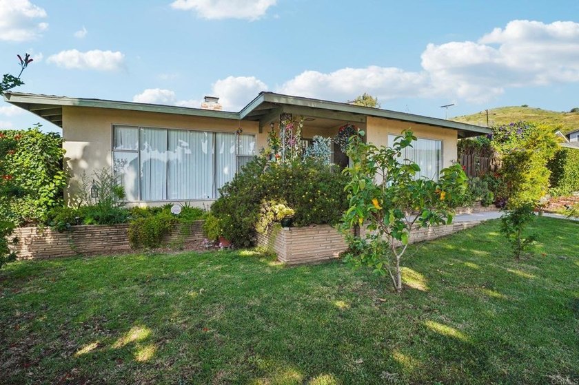 Welcome to 437 Court Ave, a charming Mid-Century Modern hillside - Beach Home for sale in Ventura, California on Beachhouse.com