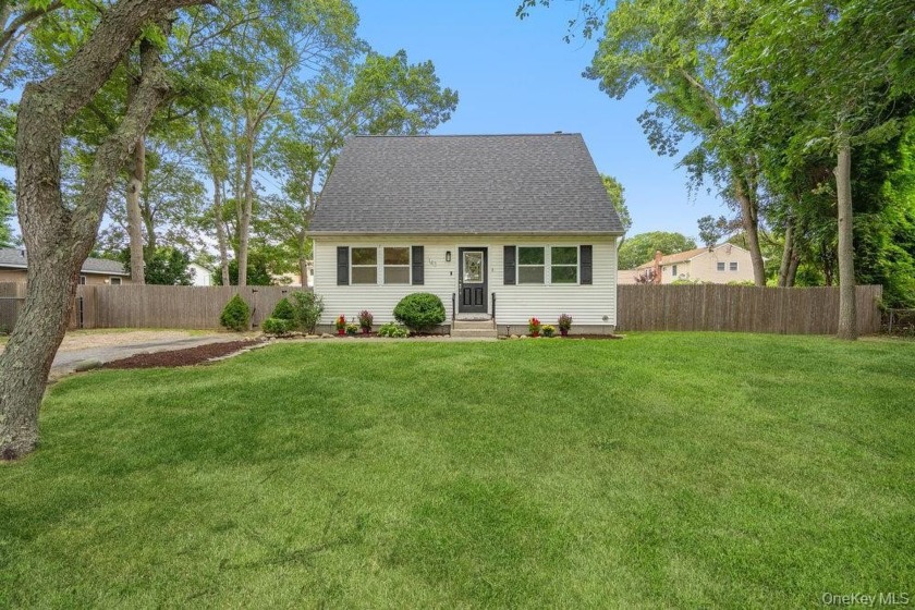 Welcome to this newly renovated 5 bedroom 2 full bathroom home - Beach Home for sale in Shirley, New York on Beachhouse.com