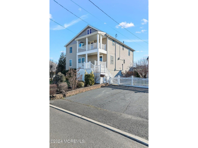 NEW PRICE!! LOCATION,LOCATION,LOCATION! Waterviews & minutes to - Beach Home for sale in Union Beach, New Jersey on Beachhouse.com
