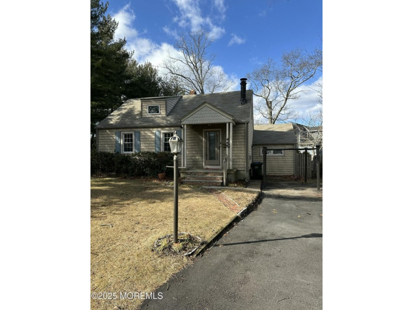 HANDIMAN SPECIAL IN TOP OAKHURST LOCATION!! BRING YOUR - Beach Home for sale in Oakhurst, New Jersey on Beachhouse.com