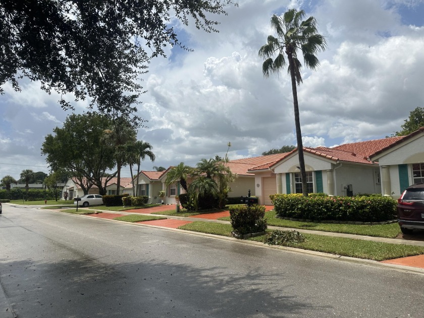 PET FRIENDLY! Amenities galore & best of all,  Move In Ready! - Beach Home for sale in Delray Beach, Florida on Beachhouse.com