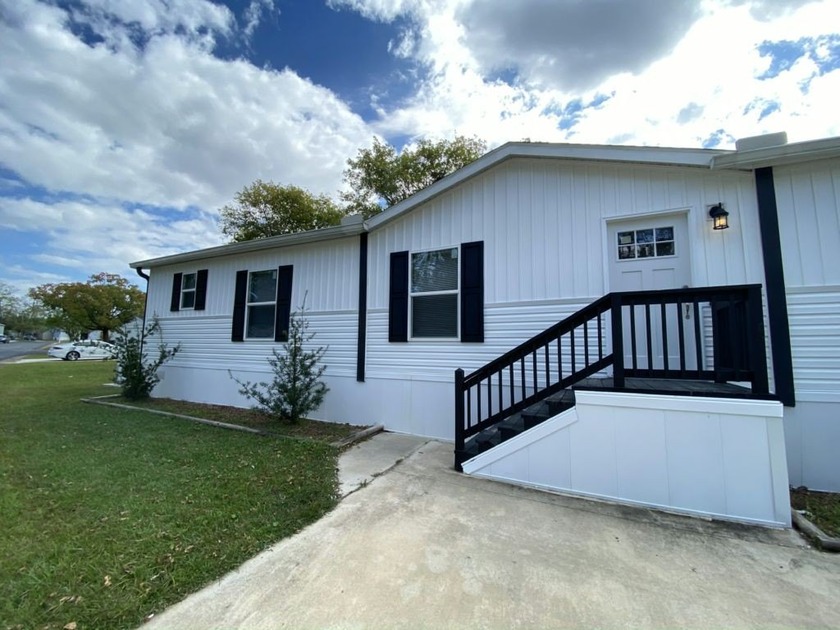Discover Silver Lake (FL), a Land Leased Manufactured Home - Beach Home for sale in Pensacola, Florida on Beachhouse.com