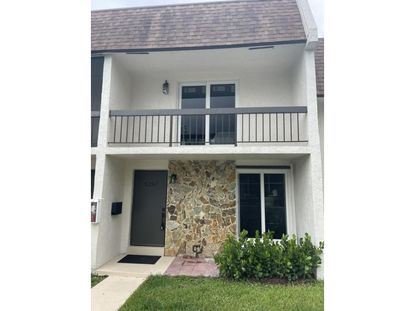 Discover this fully renovated must-see townhouse! Every detail - Beach Townhome/Townhouse for sale in Dania, Florida on Beachhouse.com