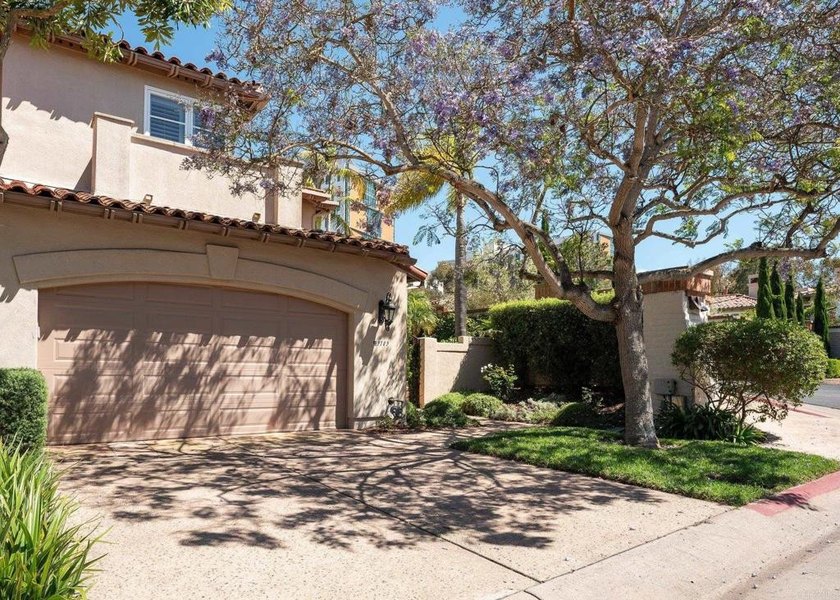 Welcome to this incredibly spacious South-facing corner unit in - Beach Condo for sale in La Jolla, California on Beachhouse.com