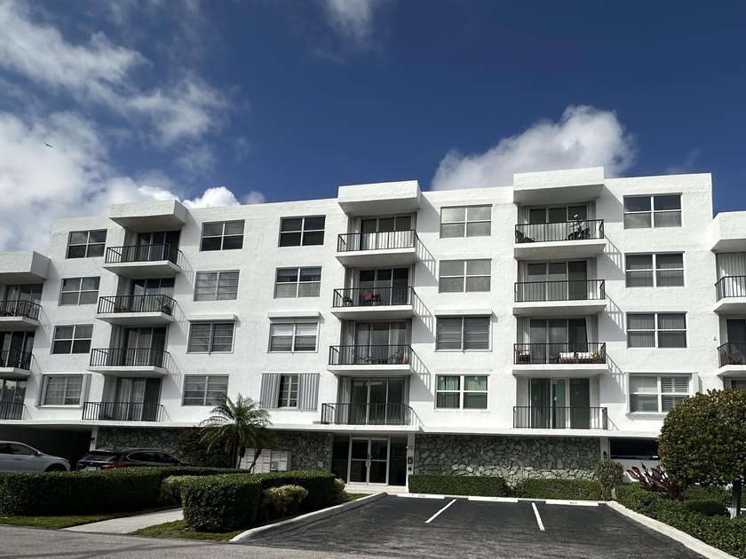 Stunning penthouse unit in the heart of Lantana featuring - Beach Condo for sale in Lantana, Florida on Beachhouse.com