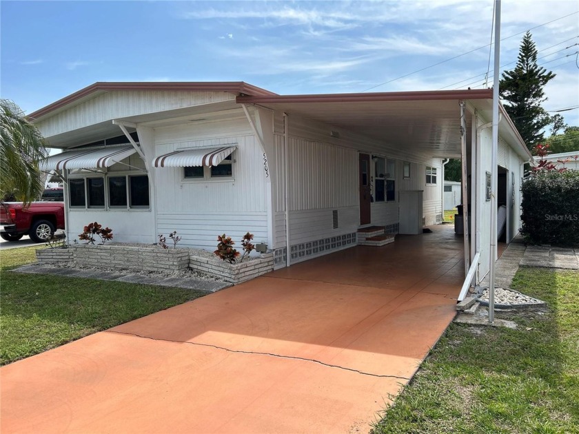 Handsome 2 bedroom, 1.5 bathroom double wide home, open floor - Beach Home for sale in Sarasota, Florida on Beachhouse.com