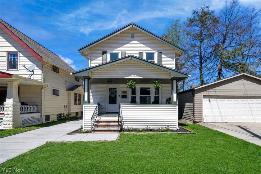 Welcome to this fully updated 3 bedrooms, 2 full bath home in - Beach Home for sale in Lakewood, Ohio on Beachhouse.com