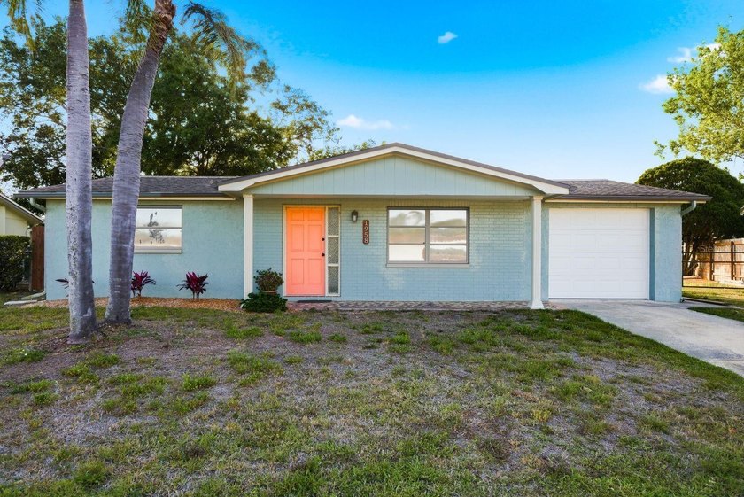 WELCOME HOME to this charming property situated on an OVERSIZED - Beach Home for sale in Holiday, Florida on Beachhouse.com