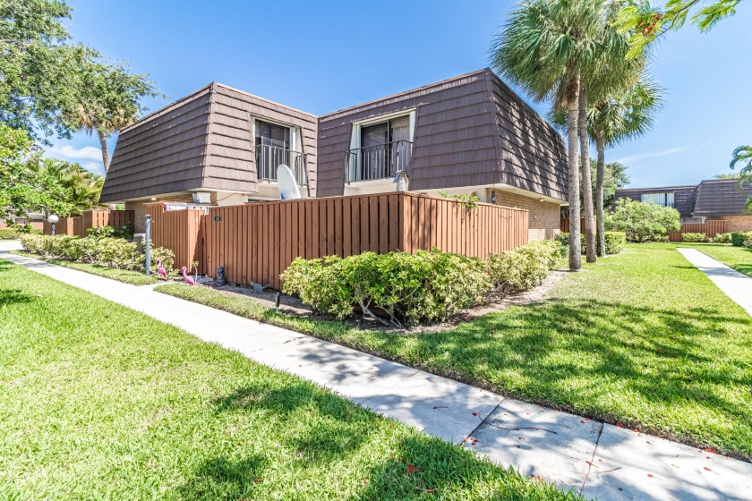 Check out this adorable 2 bedroom 2.5 bath townhouse in the - Beach Townhome/Townhouse for sale in Jupiter, Florida on Beachhouse.com