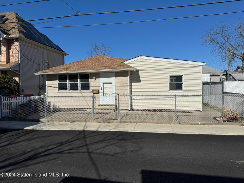 Discover the perfect blend of comfort and convenience in this - Beach Home for sale in Staten Island, New York on Beachhouse.com