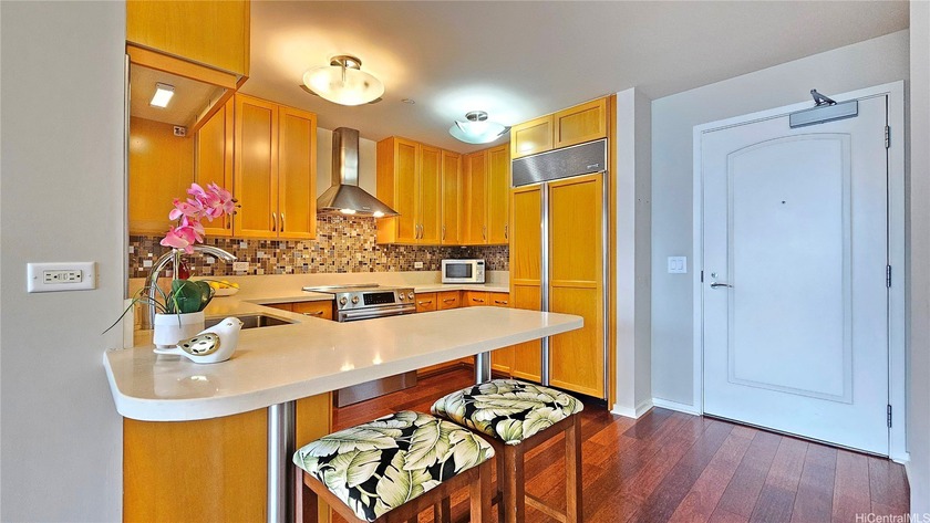 Real penthouse - no unit above! This 2-bedroom, 2-bath - Beach Condo for sale in Honolulu, Hawaii on Beachhouse.com