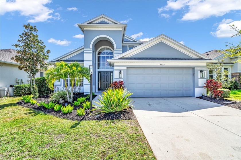 Looking for a home with a wow factor? This is it! As you walk - Beach Home for sale in Lakewood Ranch, Florida on Beachhouse.com