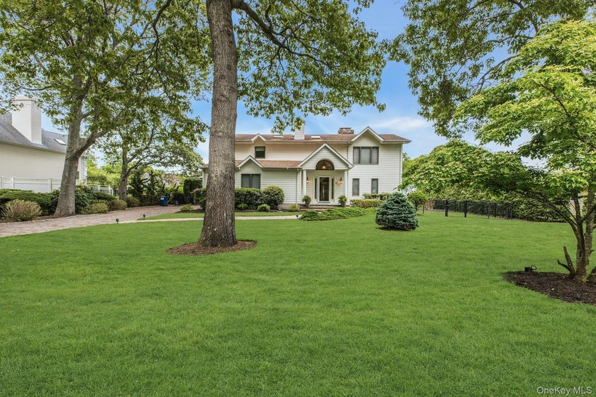 WATERFRONT LIVING AT ITS FINEST Nestled within a private - Beach Home for sale in Hampton Bays, New York on Beachhouse.com