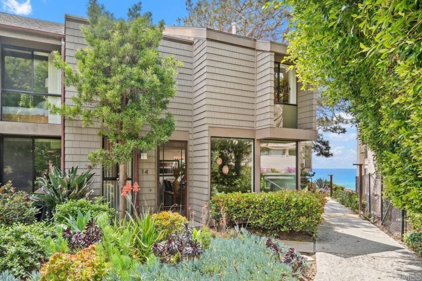 Stunning!! Listen to the sounds of the waves crashing in this - Beach Condo for sale in Solana Beach, California on Beachhouse.com