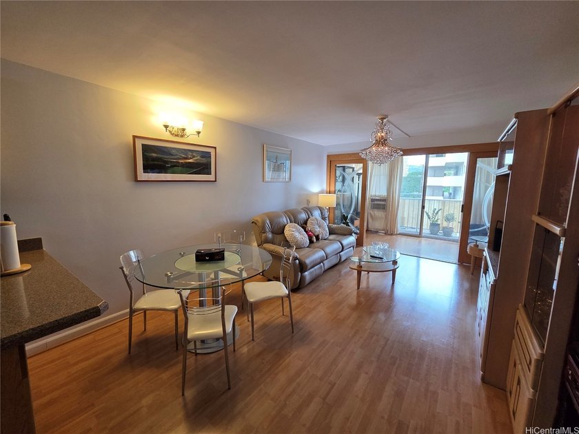 Welcome Home to the Kapiolani Royale; a well maintained, pet - Beach Condo for sale in Honolulu, Hawaii on Beachhouse.com