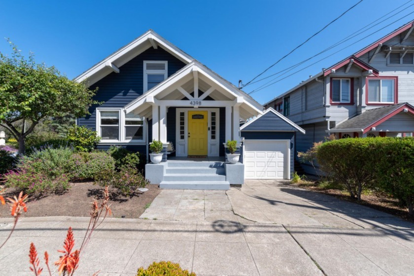 Gorgeously renovated craftsman bungalow with 4 bedrooms and 3 - Beach Home for sale in Oakland, California on Beachhouse.com