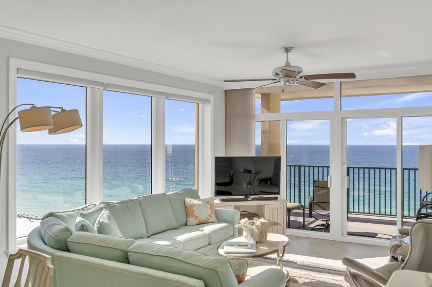DON'T LET THIS ONE SLIP AWAY! 3 bed/3 bath corner unit with - Beach Condo for sale in Destin, Florida on Beachhouse.com