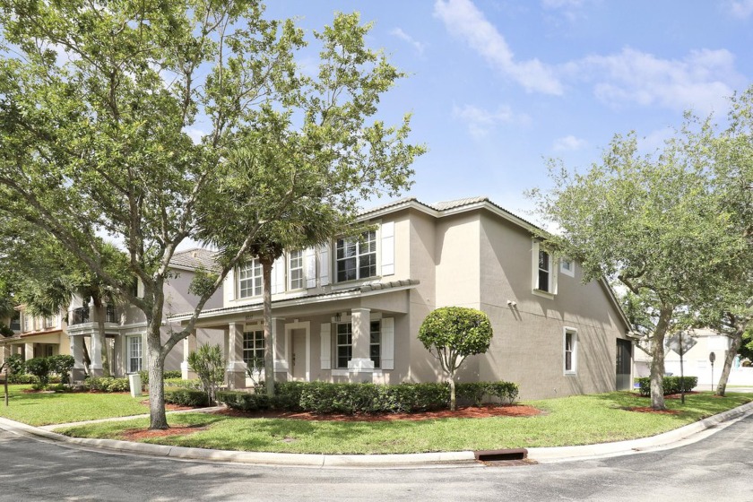 Welcome Home! A lovingly cared for expansive residence awaits - Beach Home for sale in Palm Beach Gardens, Florida on Beachhouse.com