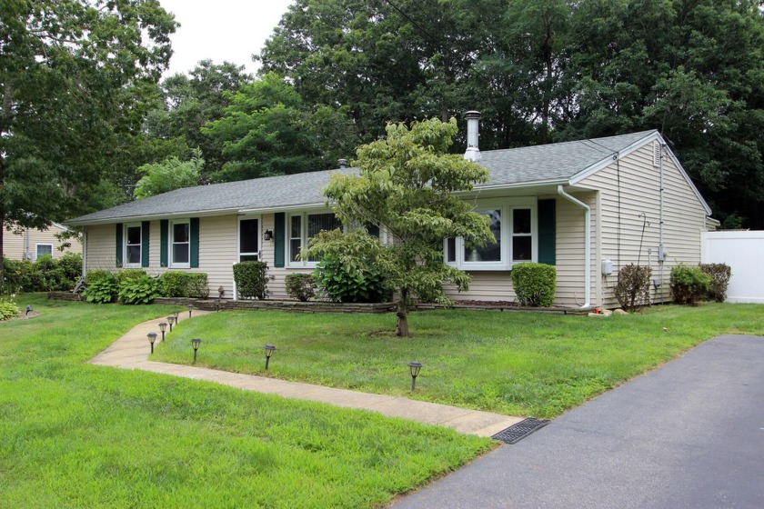 Welcome to 9 Camardo Drive, 3 bedrooms 1 bath home on 1 level in - Beach Home for sale in Wareham, Massachusetts on Beachhouse.com