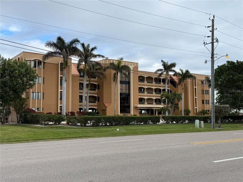 ***EXPANSIVE HARBOR VIEWS*** Spacious and impressive unit with 3 - Beach Condo for sale in Punta Gorda, Florida on Beachhouse.com
