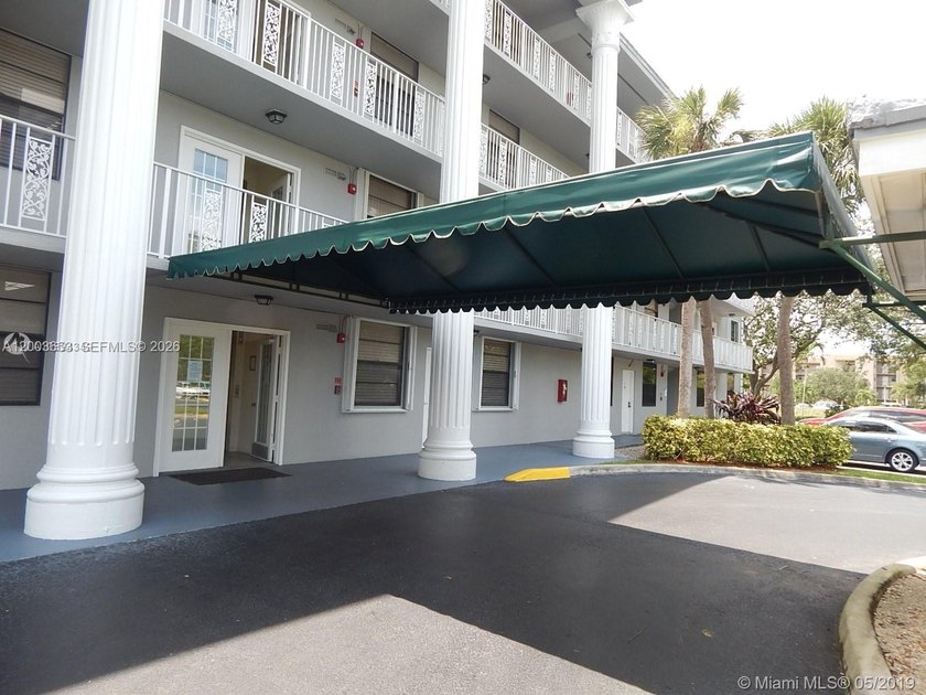 SPACIOUS 2BR/2BA + DEN (CAN BE USED AS OFFICE OR 3RD BEDROOM) IN - Beach Condo for sale in Davie, Florida on Beachhouse.com