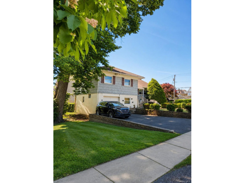 Peaceful split-level home located in New Rochelle's historic - Beach Home for sale in New Rochelle, New York on Beachhouse.com