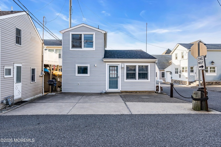Oceanside home with 3 bedrooms & 2 baths comes furnished and is - Beach Home for sale in Lavallette, New Jersey on Beachhouse.com