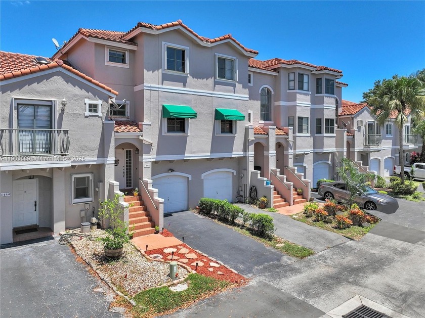 This beautifully appointed 3-bed, 3-bath townhome with amazing - Beach Townhome/Townhouse for sale in Sunrise, Florida on Beachhouse.com