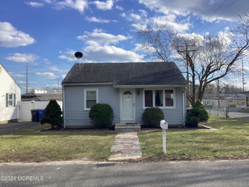INVESTORS WANTED!! This well maintained 2 bedroom 1 bath home - Beach Home for sale in Toms River, New Jersey on Beachhouse.com