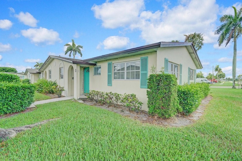 Welcome to this beautifully remodeled and upgraded villa in the - Beach Home for sale in West Palm Beach, Florida on Beachhouse.com