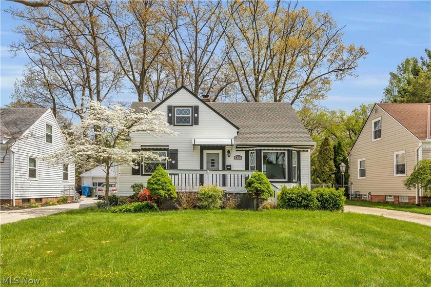 Welcome home to 477 Huntmere Drive in Bay Village. Don't miss - Beach Home for sale in Bay Village, Ohio on Beachhouse.com