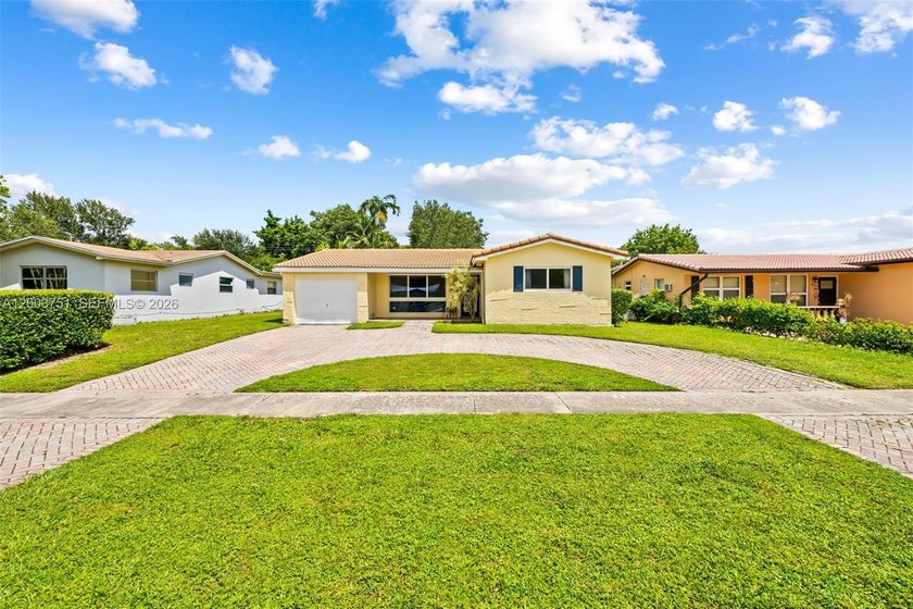Welcome to 1925 N 39th Ave in the desirable Hollywood Hills! - Beach Home for sale in Hollywood, Florida on Beachhouse.com