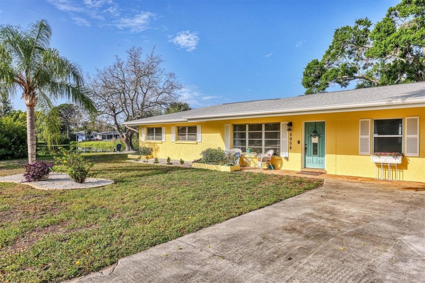 Your gateway to Siesta Key is calling you! A short 2 miles and - Beach Home for sale in Sarasota, Florida on Beachhouse.com