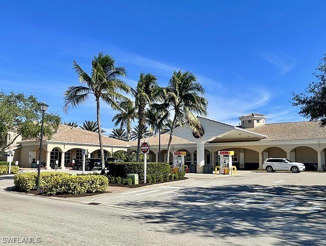 This well maintained home is close to shopping, golf courses and - Beach Home for sale in Naples, Florida on Beachhouse.com