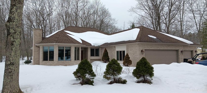 Welcome to this beautiful, full face brick, pet-free, smoke-free - Beach Home for sale in Gladstone, Michigan on Beachhouse.com