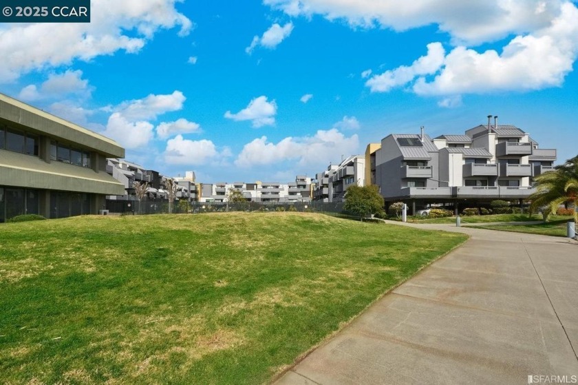 Stylish, remodeled, 1 BRm 1.5Ba, loft end unit, in the - Beach Condo for sale in Oakland, California on Beachhouse.com