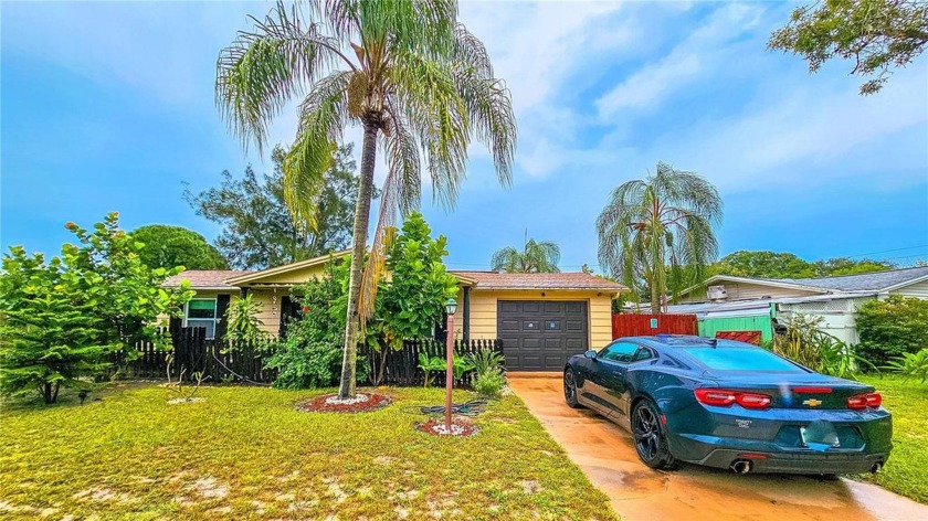 Beautiful home in Beacon Square! This well-maintained 3-bedroom - Beach Home for sale in Holiday, Florida on Beachhouse.com