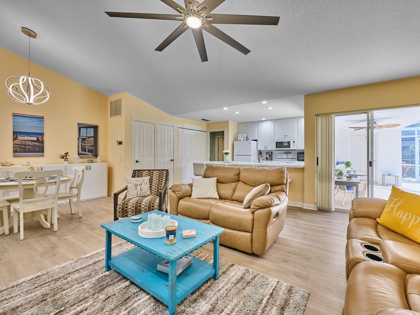 Move-in ready! UPDATED Townhouse / Villa in the Oaks at Sun - Beach Home for sale in Palm Beach Gardens, Florida on Beachhouse.com