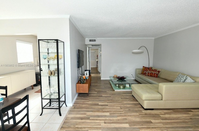 Beautiful Corner Unit in Century Village! Enjoy comfortable - Beach Condo for sale in Deerfield Beach, Florida on Beachhouse.com