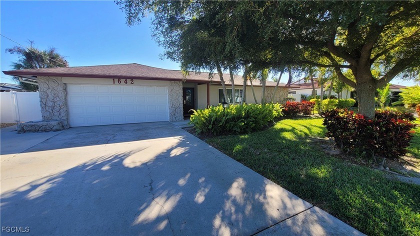 Welcome to 1642 SE 39th Terrace-an exceptional waterfront - Beach Home for sale in Cape Coral, Florida on Beachhouse.com