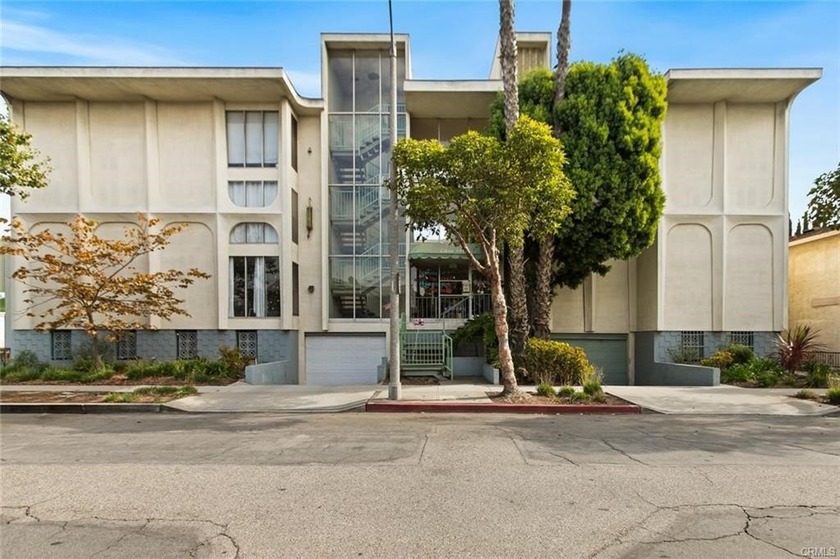 Welcome to this fully remodeled top-floor 2-bedroom, 2-bath - Beach Condo for sale in Long Beach, California on Beachhouse.com