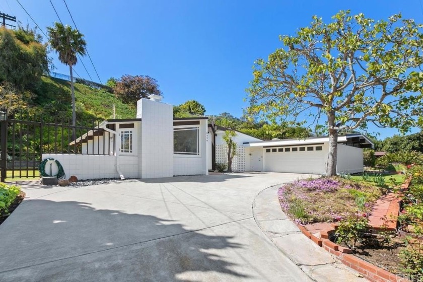 Mid-Century Modern Classic! Step into timeless sophistication - Beach Home for sale in La Jolla, California on Beachhouse.com