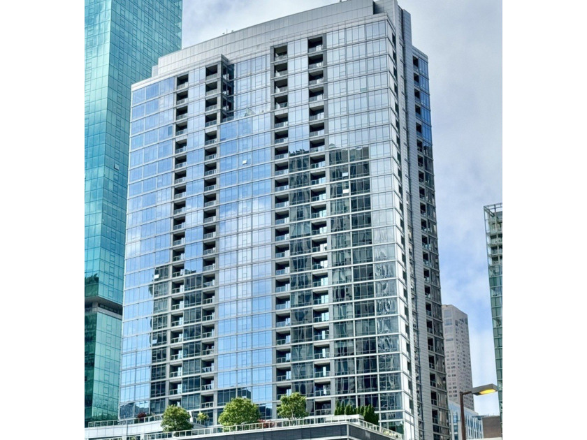 **Exquisite 1 Bedroom, 1.5 Bath Condo in Prime Streeterville - Beach Home for sale in Chicago, Illinois on Beachhouse.com