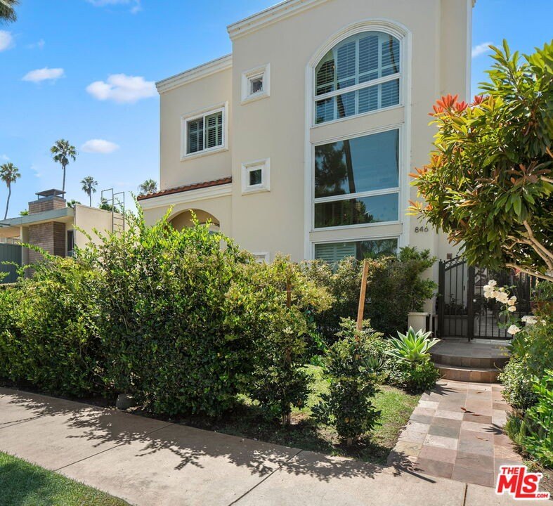 Stunning Remodeled 3-Bedroom Townhouse in the Heart of Santa - Beach Condo for sale in Santa Monica, California on Beachhouse.com